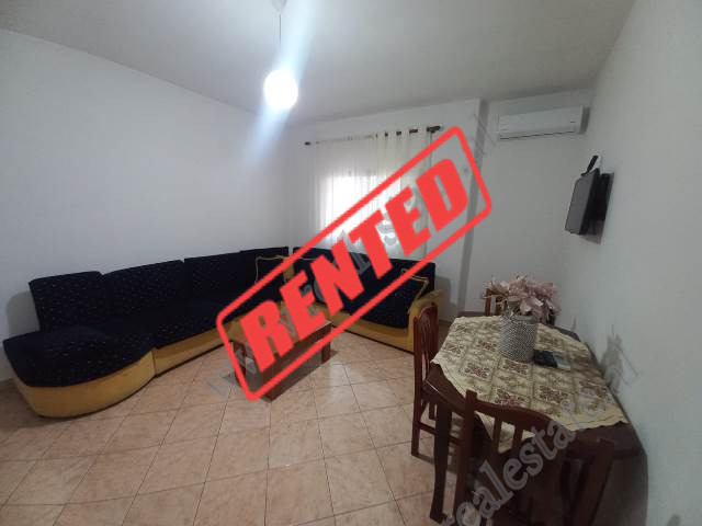 Apartament 1+1 me qira ne rrugen Gjon Mili ne Tirane.
Pozicionohet ne katin e trete te nje shtepie 